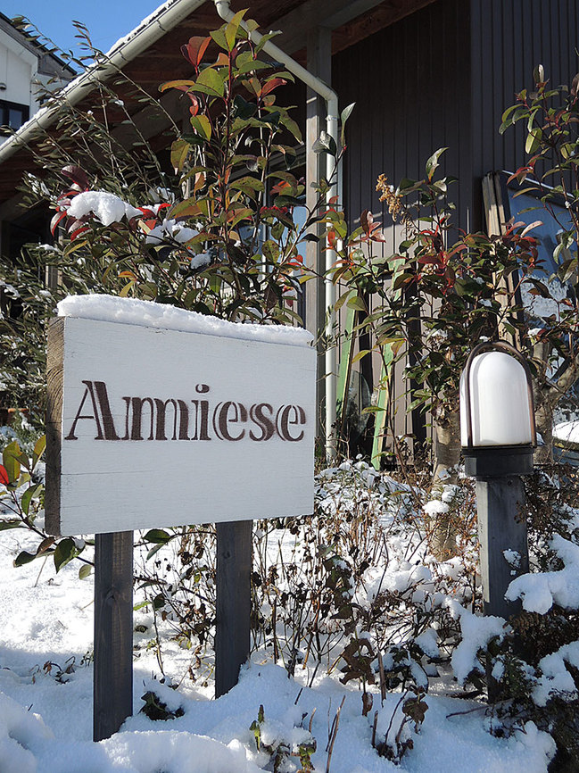 Amiese（アミーゼ）看板と雪